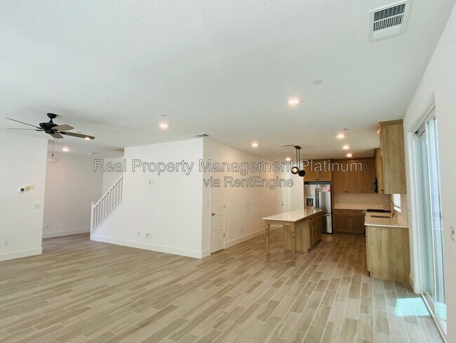 Building Photo - 2752 E Tamarind Dr