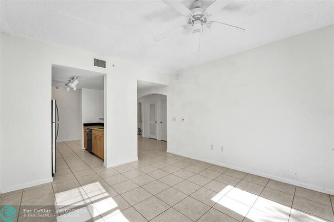 Building Photo - 533 NE 3rd Ave