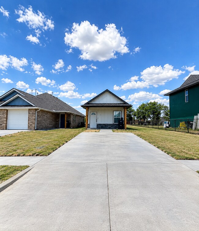 Building Photo - 1309 SW Oklahoma Ave