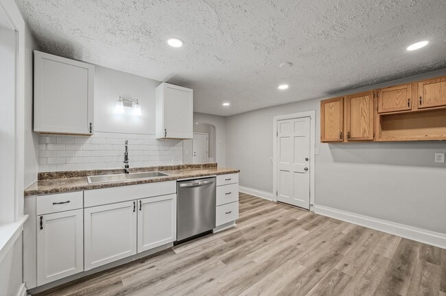 Building Photo - Newly Renovated 3 Bed 2 Bath Home in St Paul