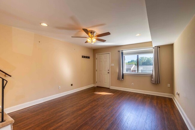 Building Photo - Updated 2 Bedroom 1.5 Bath in Goshen Valley!