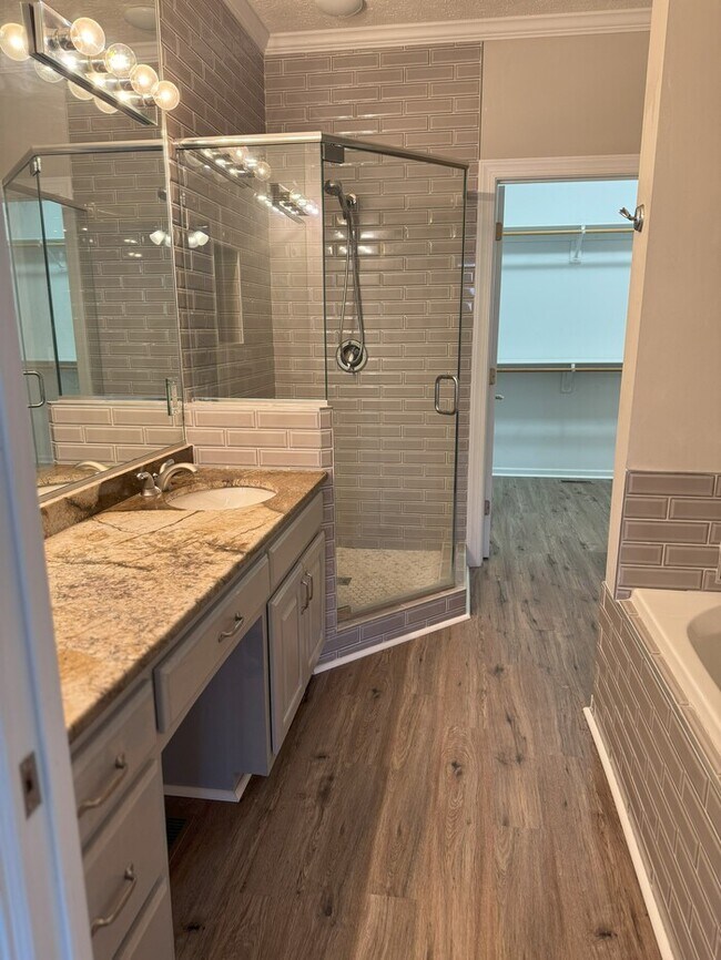 Building Photo - Port Warwick Luxury attached Home End Unit