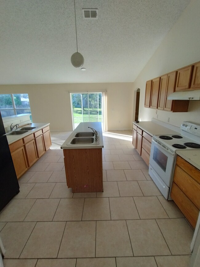 Kitchen - 2250 Macedo Rd NE