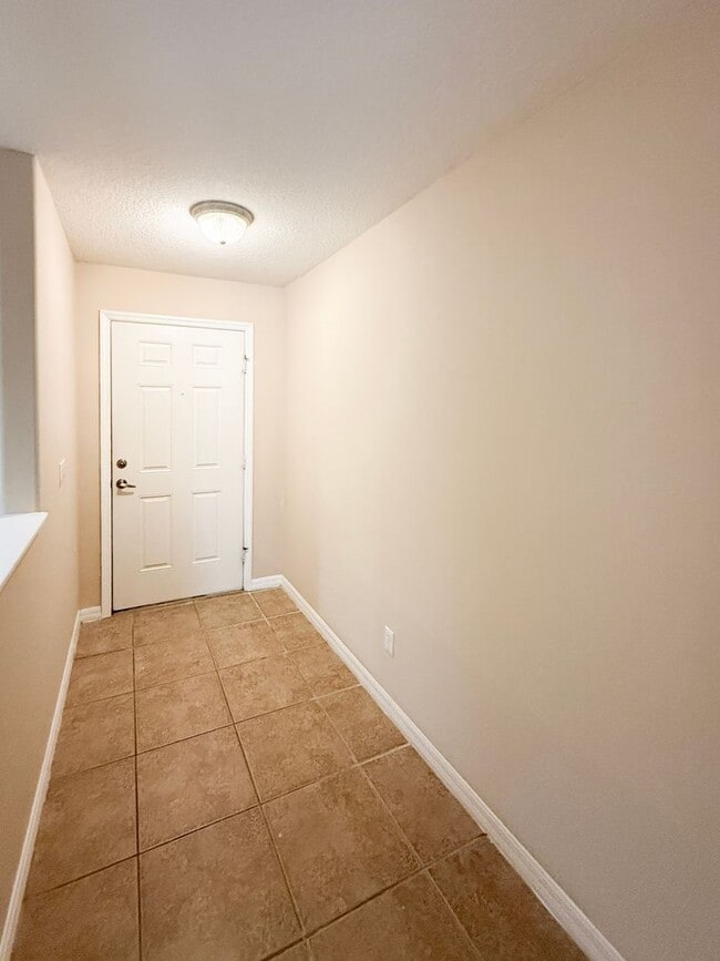 Building Photo - 3/2.5 in Hawthorne Glen - New carpet and p...
