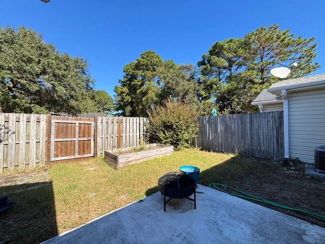 Building Photo - 2 Br 2 Bath Move In Ready!