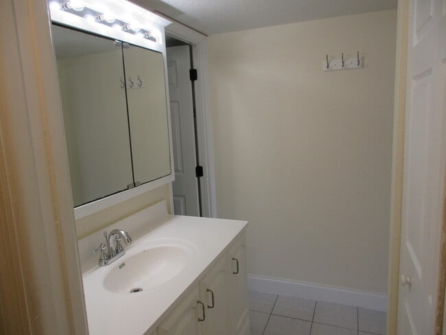 Building Photo - 1401 N Riverside Dr