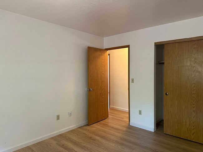 Building Photo - Well maintained home in desirable neighbor...