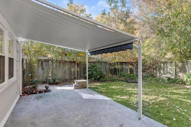 Building Photo - Home with Private Garden Oasis