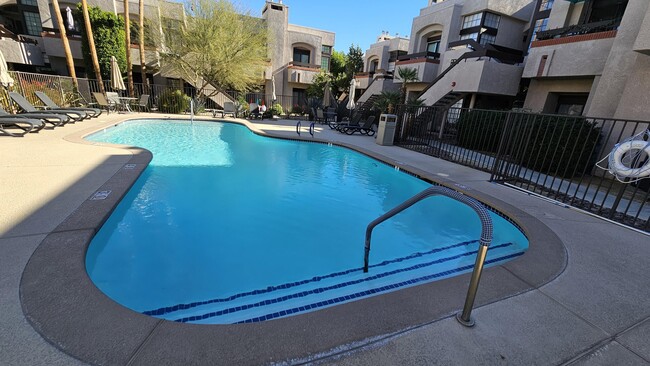 Building Photo - 2601 S Broadmoor Dr