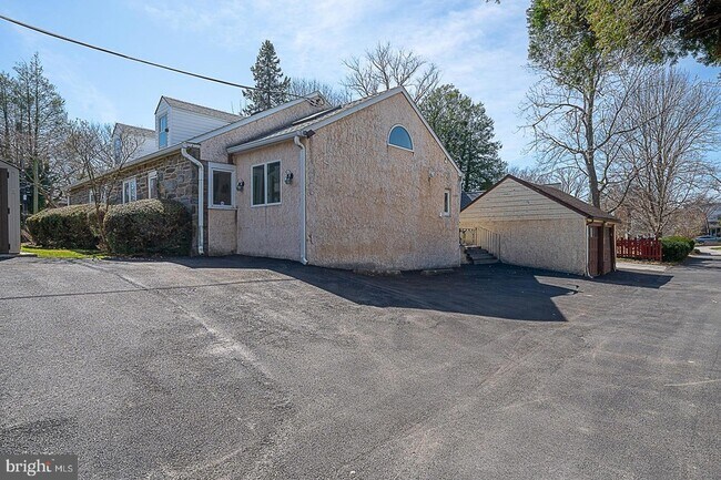 Building Photo - 1457 Manoa Rd