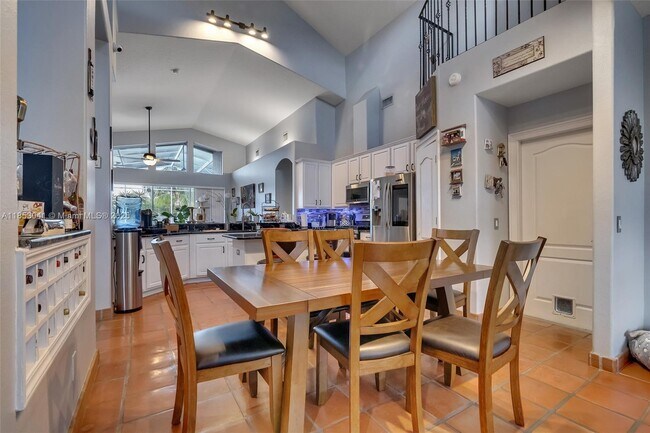 Building Photo - 10327 Meadow Crossing Dr