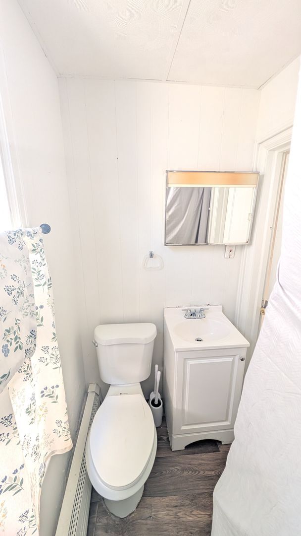 Building Photo - Spacious 3 BR on quiet Columbia street!
