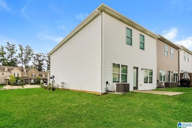 Building Photo - 585 The Heights Dr