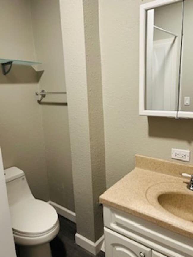 Building Photo - 253 W 17th St