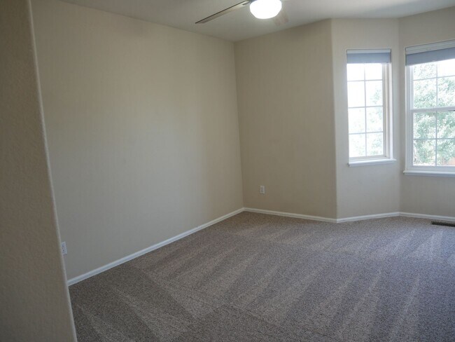 Building Photo - 4 Bedroom, 3.5 Bathroom Home with A/C! - A...