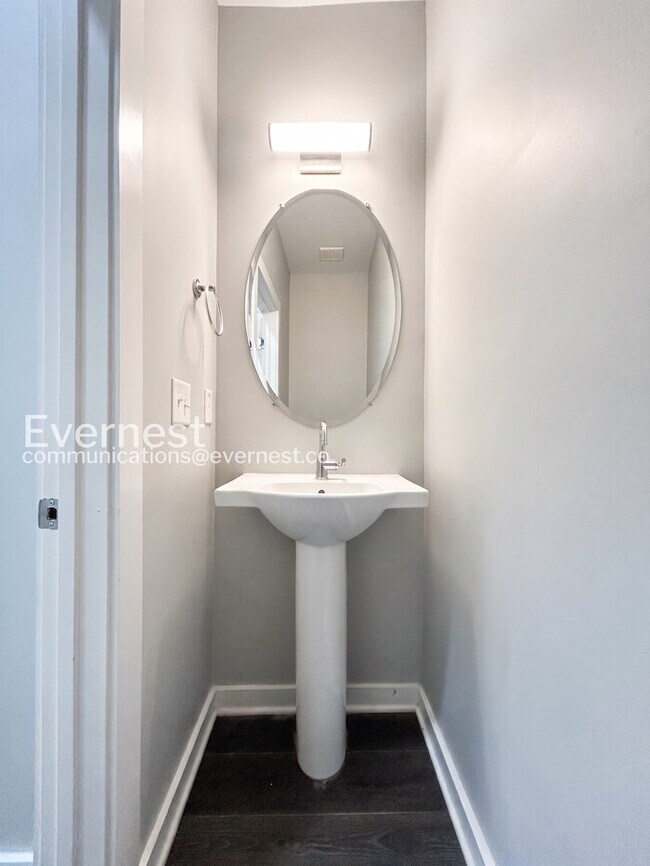 Building Photo - Limited Time Special Offer / 2 Bed/2.5 Bath Townhome with Off-Street Parking / Pet-Friendly / Ava...