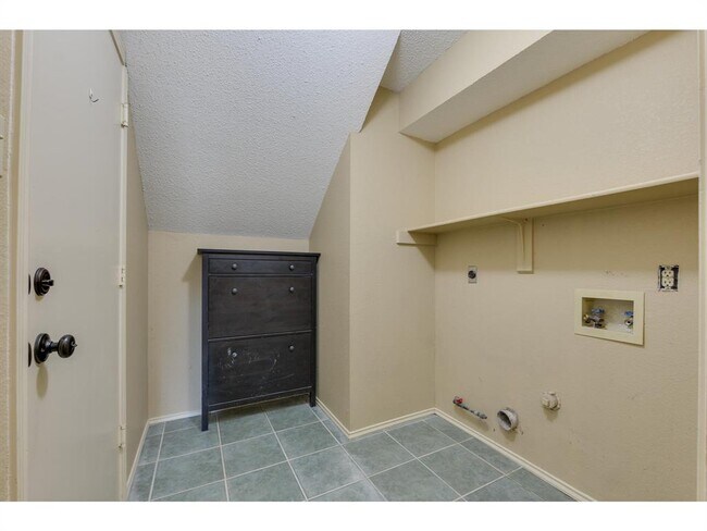 Building Photo - 3912 Lemos Dr