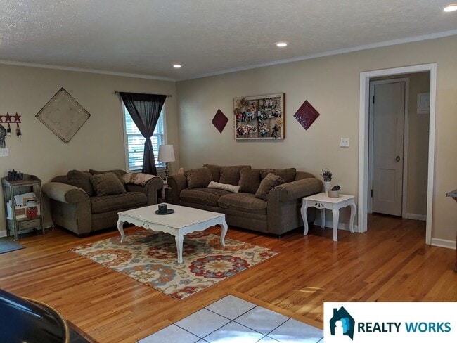 Building Photo - Charming and cozy 2 bedroom 1 bathroom