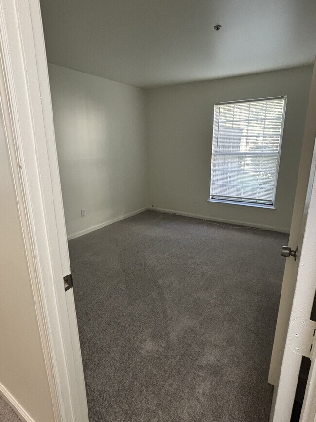 Building Photo - 4805 River Valley Way