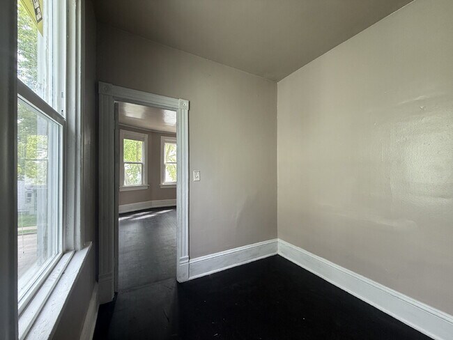 Building Photo - An affordable 2-bedroom, 1-bath unit available now!