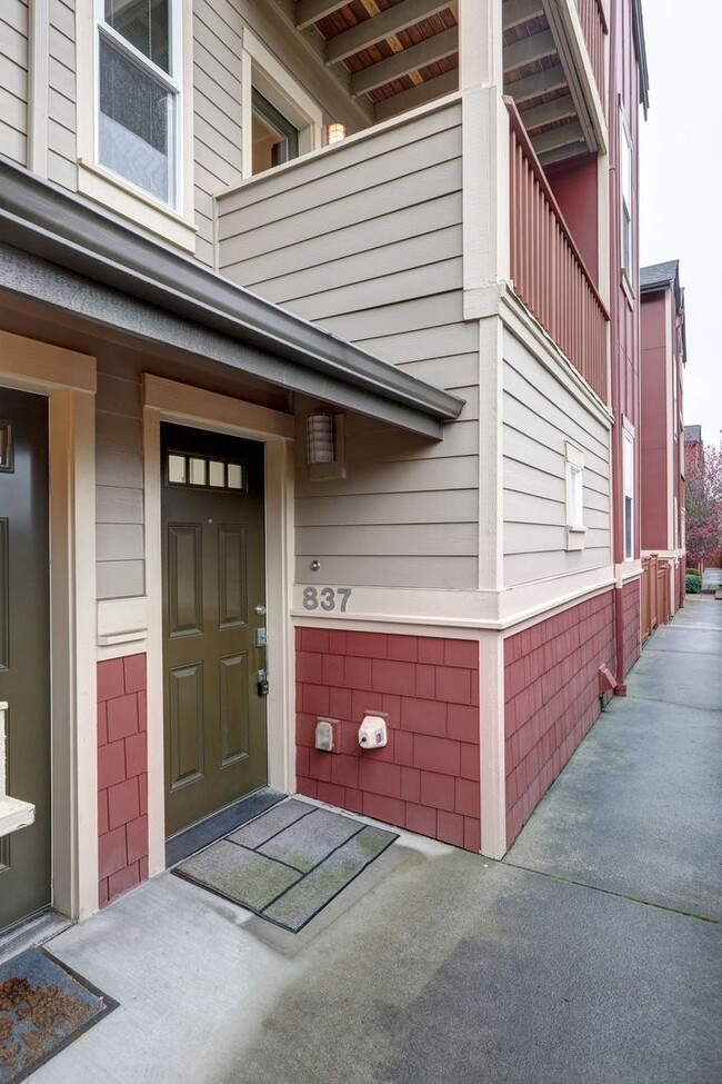 Primary Photo - Elegant 2 Bedroom/1 Bath Town Home in Perf...
