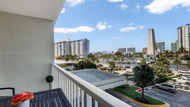 Building Photo - 300 Bayview Dr