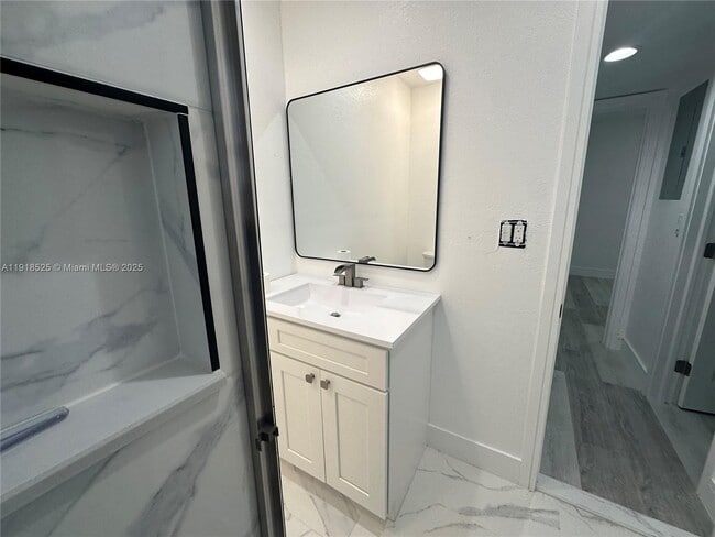 Building Photo - 1308 NW 13th Ct