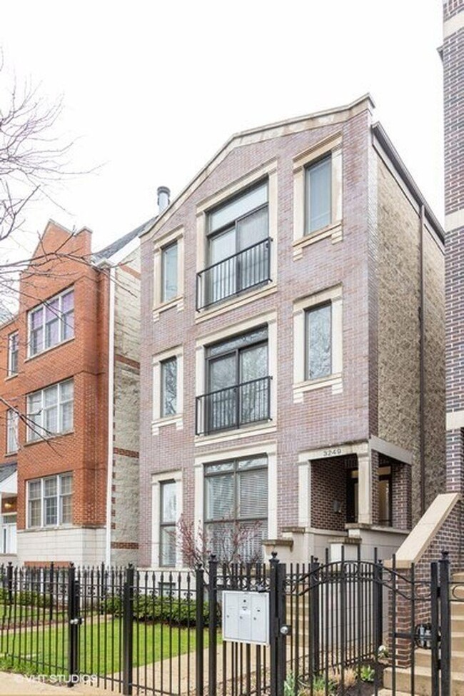 Building Photo - 2 bedroom in Chicago IL 60657