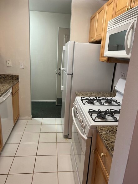 Building Photo - 1931 Prairie Sq