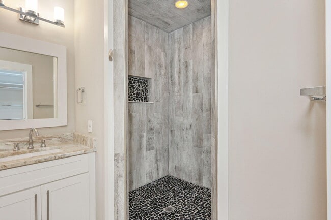 Building Photo - 518 Sibert Ave