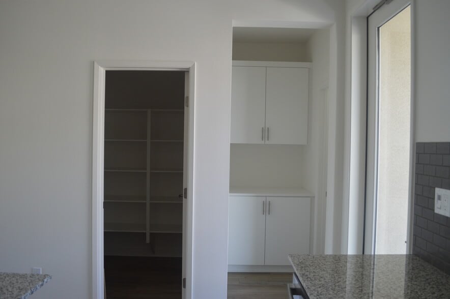 Building Photo - 5202 Sunset Wave Dr