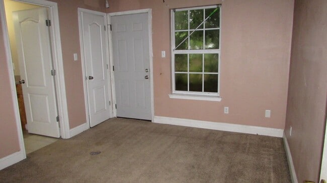 Building Photo - 3 BEDROOM DUPLEX