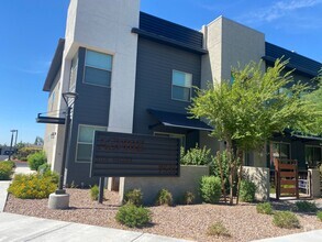 Building Photo - Gorgeous 3B Townhome in the Aspire Communi...