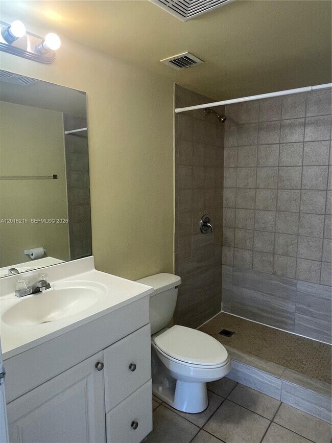 Building Photo - 6255 SW Kendale Lakes Cir