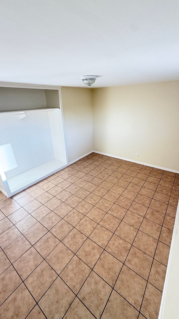 Building Photo - 1 MONTH FREE- 2 bedroom 1 bath unit available.