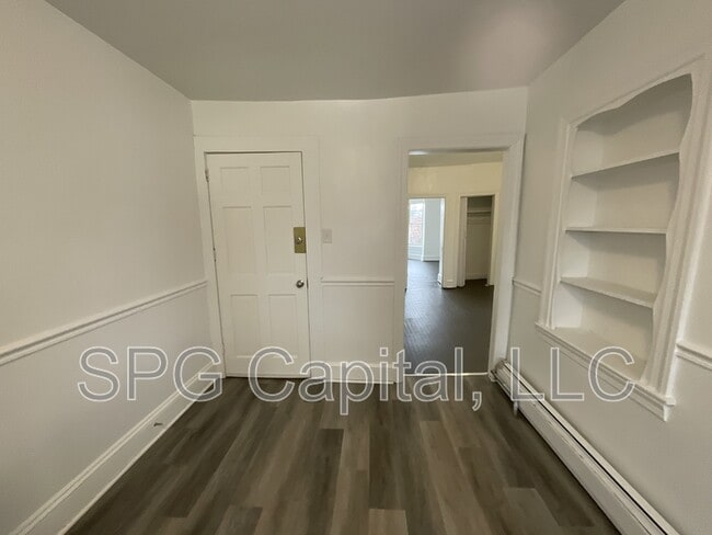 Building Photo - 932 W Princess St