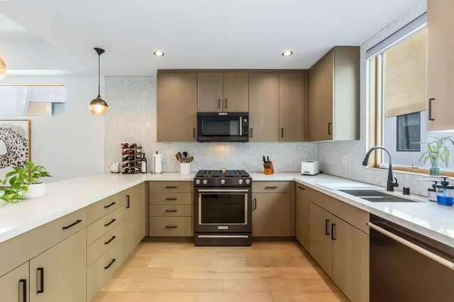 Building Photo - Stunning home in Studio City!