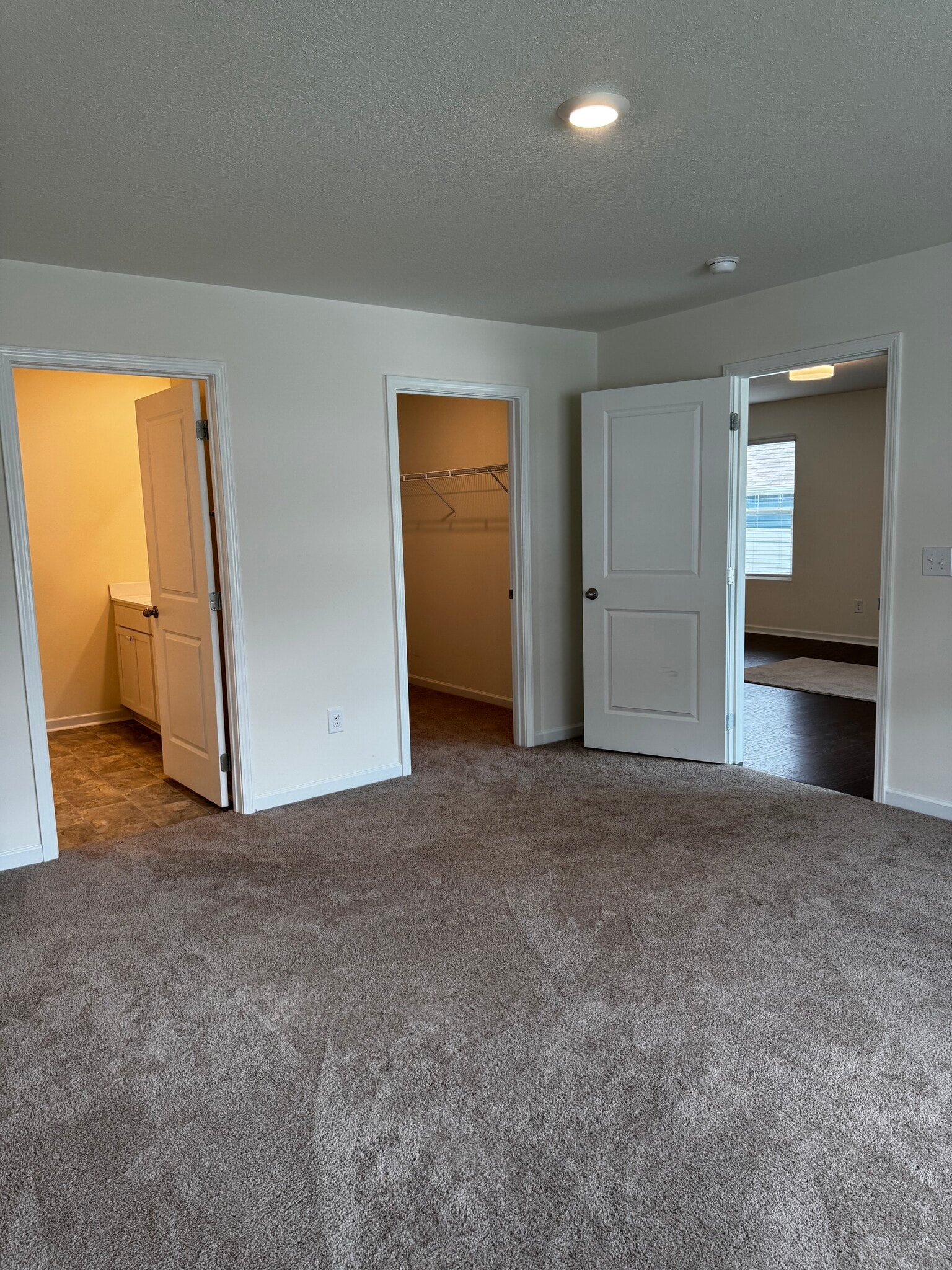 Building Photo - 1131 Clearwater Ln