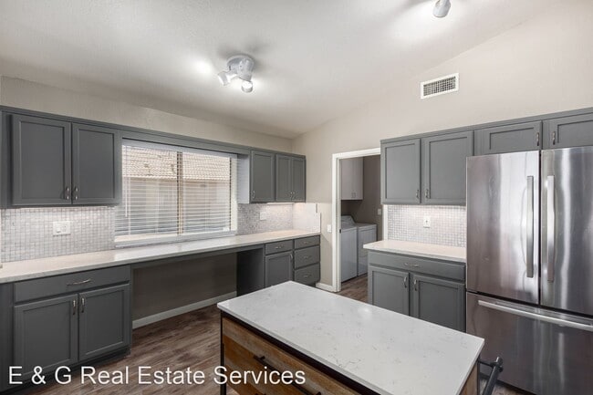 Building Photo - 3 br, 2 bath House - 3431 E Menadota Dr