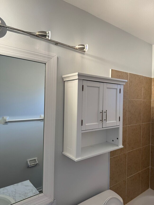 Building Photo - Stylish 2BR Cocoa Rental with Open Layout ...