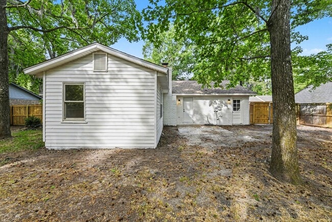 Building Photo - 100 English Rd