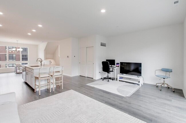 Building Photo - 2251 Venture Dr