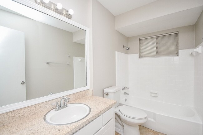 Building Photo - 422 Skywood Dr