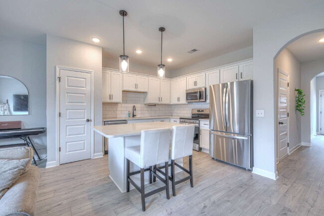 Building Photo - Like-New Modern Townhome Near Dining, Shopping, Trails & Old Hickory Lake