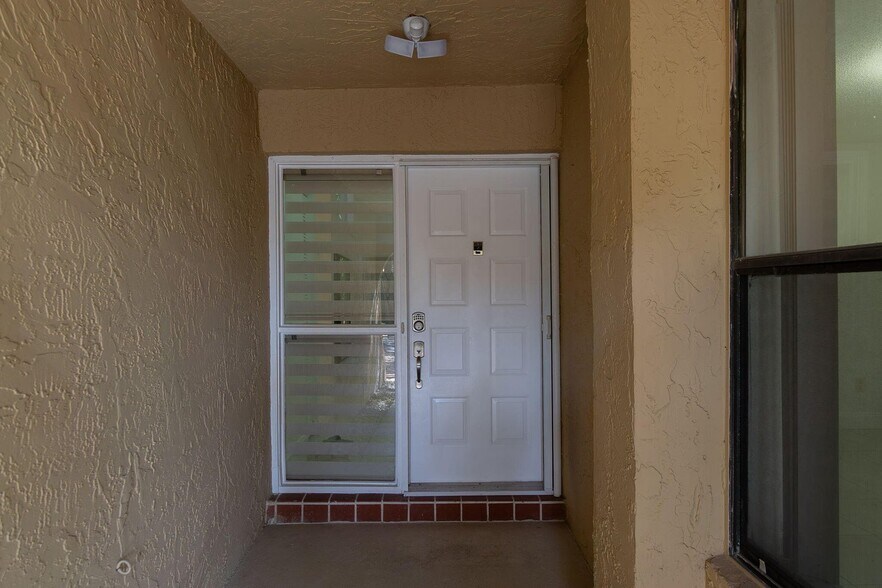 Building Photo - 6090 Aloma Ln