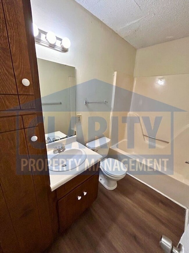 Building Photo - Two bedroom apt near Cleveland State!
