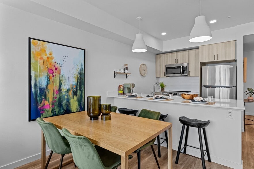 1BR, 1BA - 655SF - Dining - Zinnia