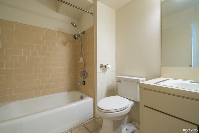 Building Photo - $1,790/ 1 BED / 1 BATH/ 1 PARKING IN MAKIKI