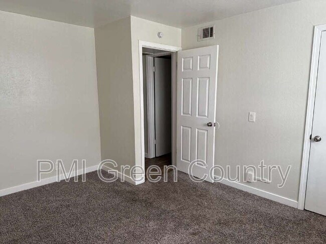 Building Photo - 917 N Yale Ave