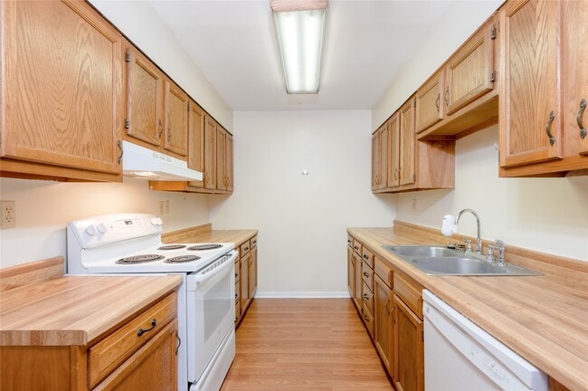 Building Photo - 138 Summer Pl